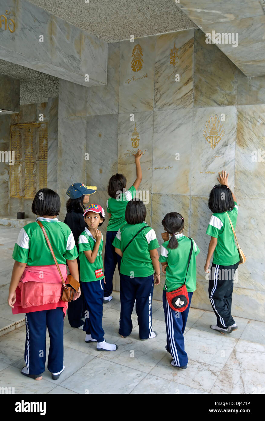 Gli scolari tailandese presso il memoriale della battaglia di khao kor, combattuto tra il thai esercito e guerriglia comunista Foto Stock