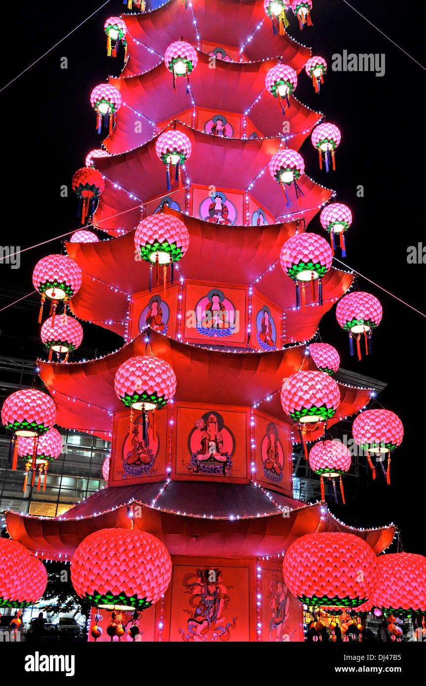 Rosso lanterne cinesi sul tempio buddista di notte Busan Corea del Sud Foto Stock
