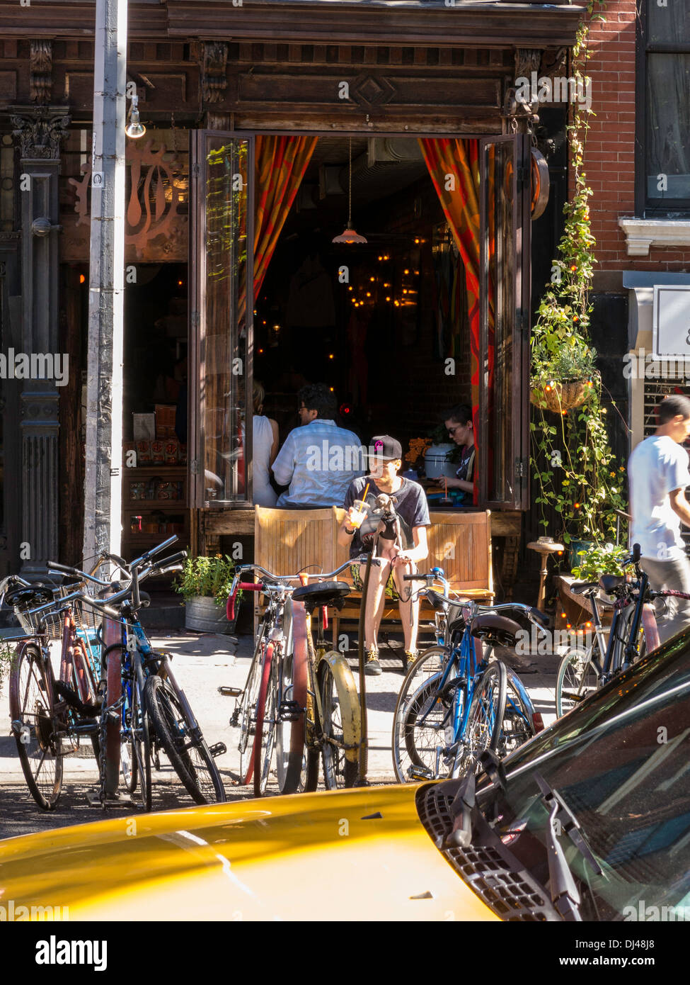 L'uomo sul ristorante banco all'aperto con il cane e bere, East Greenwich Village, NYC Foto Stock