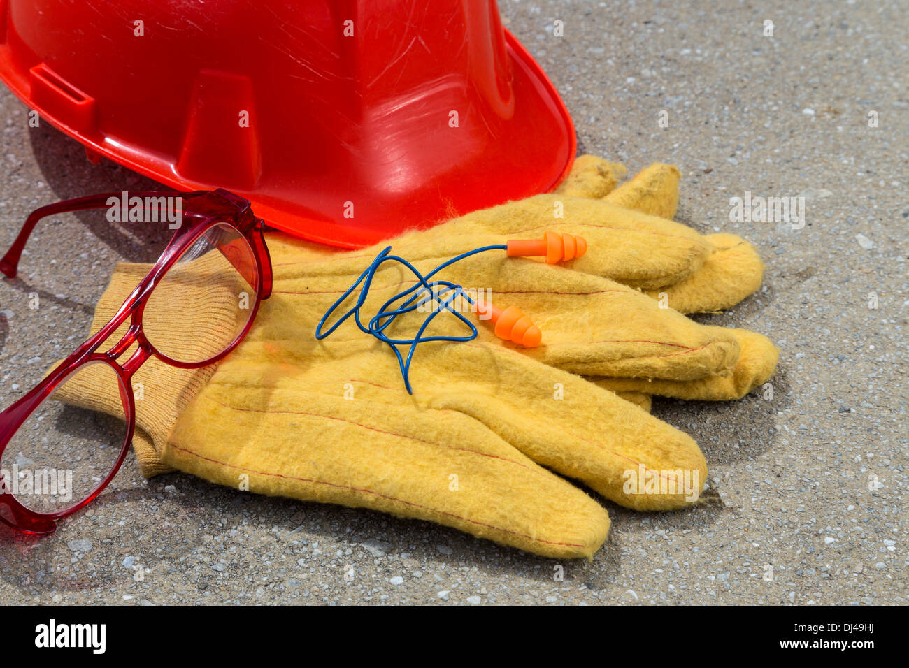 Ancora in vita, la protezione industriale Marcia, Hardhat, dei tappi per le orecchie e gli occhiali di protezione, STATI UNITI D'AMERICA Foto Stock