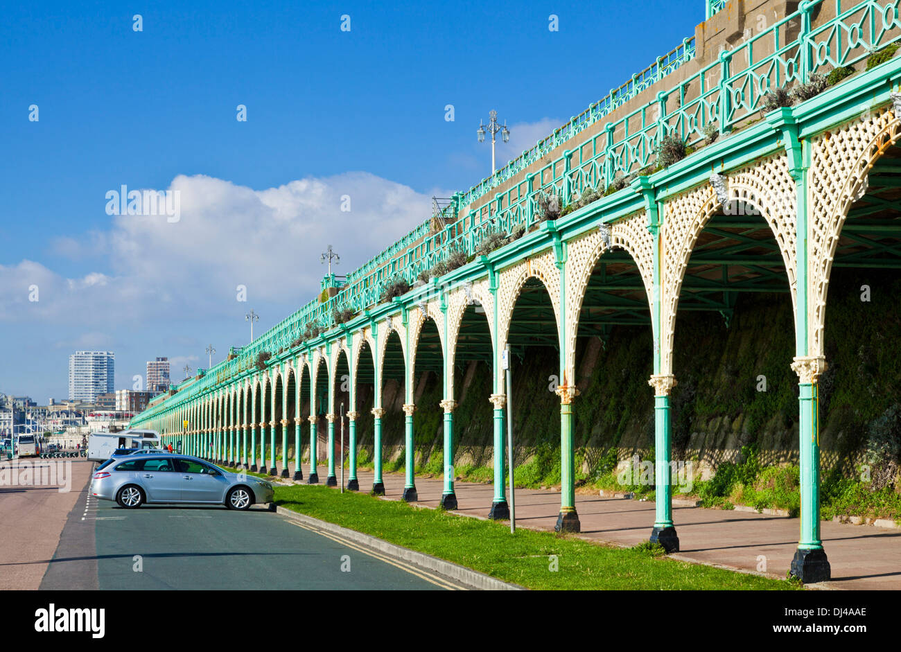 Ornati in ferro trine delle arcate in Madeira drive Brighton East Sussex England GB UK EU Europe Foto Stock