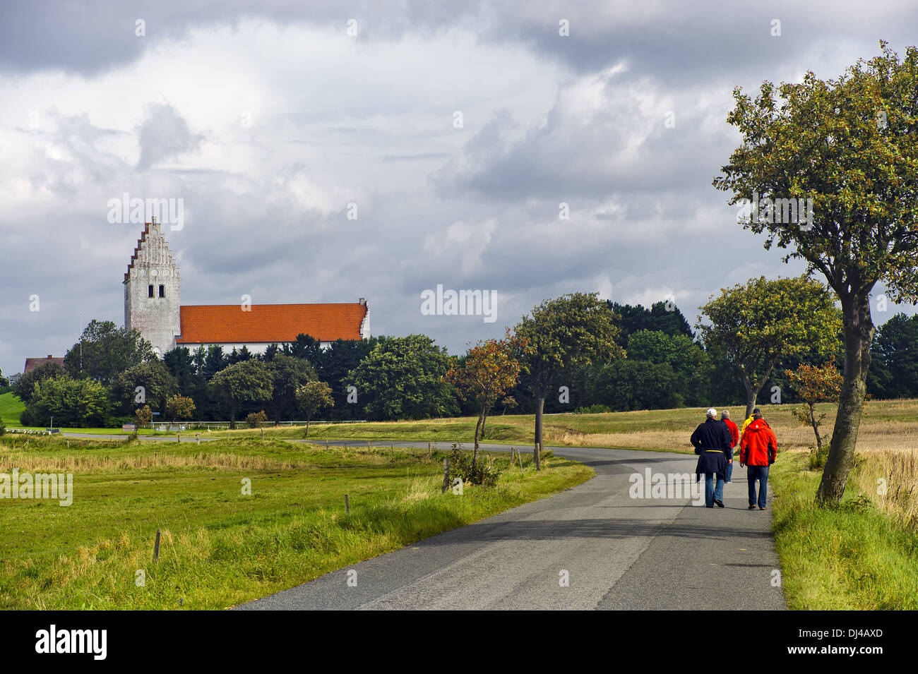 4 uomini andare su una strada Foto Stock