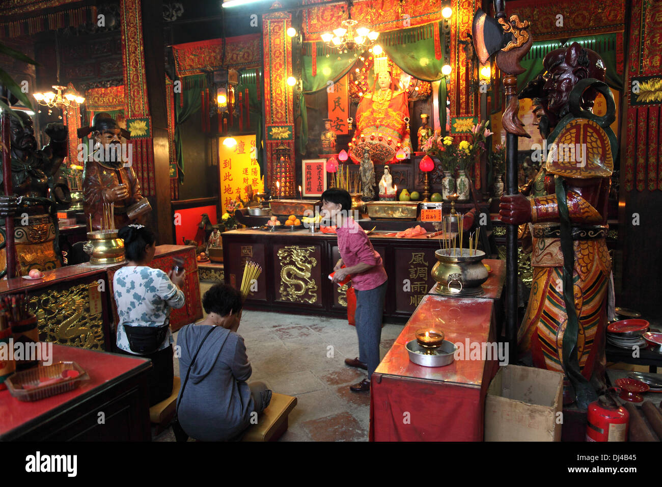 Tre donne asiatiche a pregare in un tempio buddista. Hong Kong, Cina Foto Stock