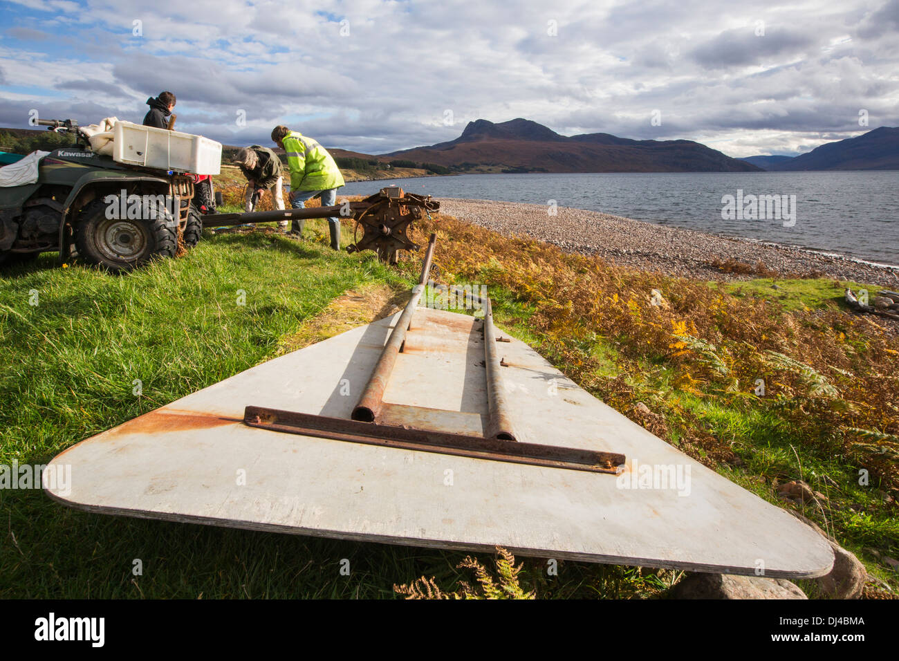 Hugh Piggott di effettuare interventi di manutenzione sulla sua casa fatta turbine eoliche in Scoraig, in NW Scozia, un remote off grid, comunità, REGNO UNITO Foto Stock