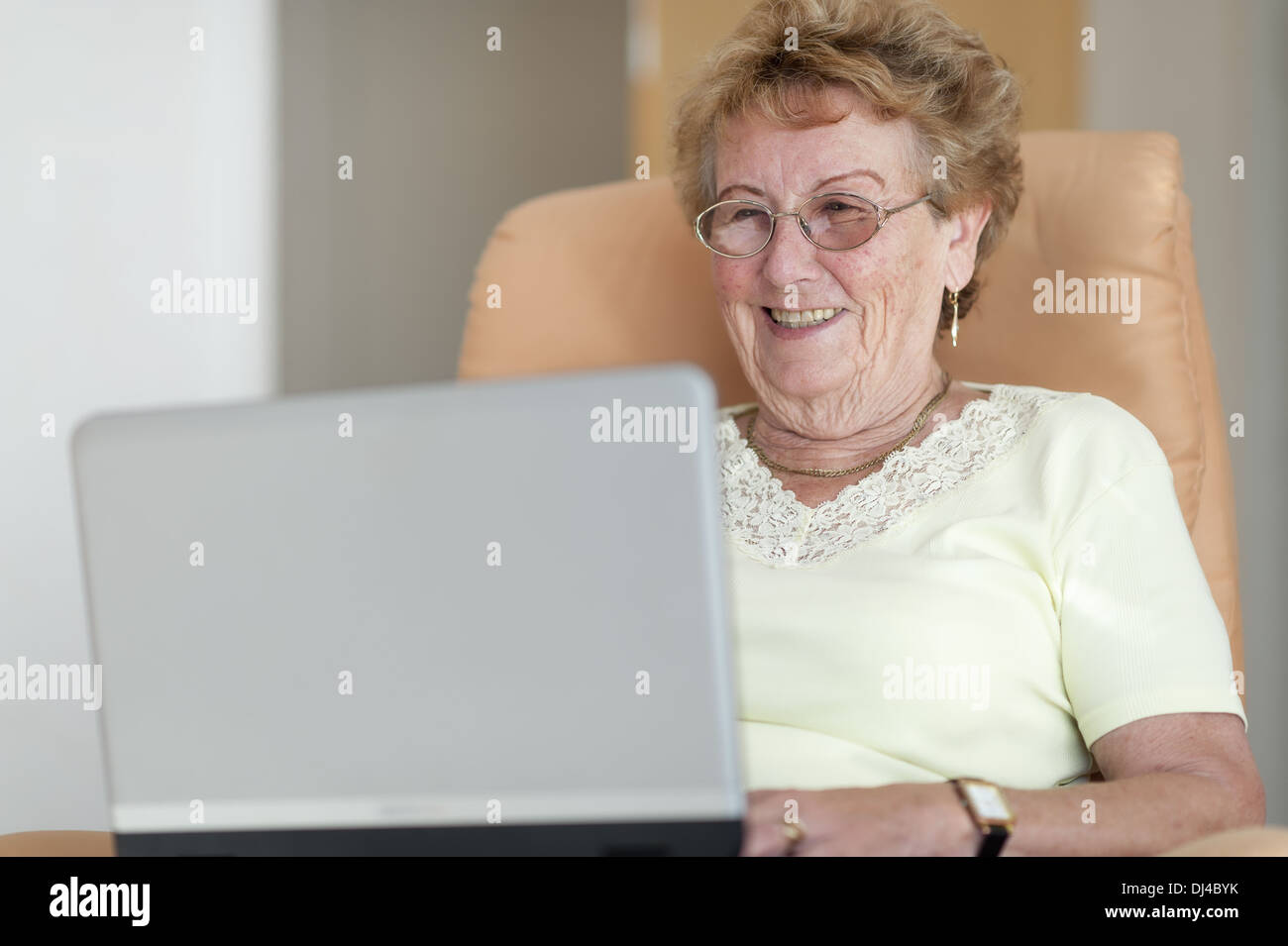 Donna anziana che naviga in Internet Foto Stock