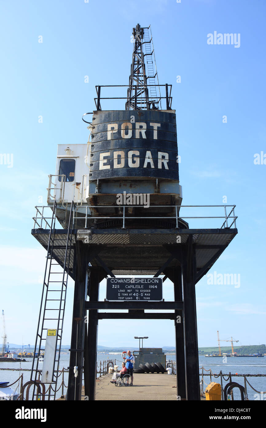 Gru fissa sul molo principale a Port Edgar Marina Edimburgo in Scozia. È in grado di gru per imbarcazioni fino a 4,75 tonnellate. Foto Stock