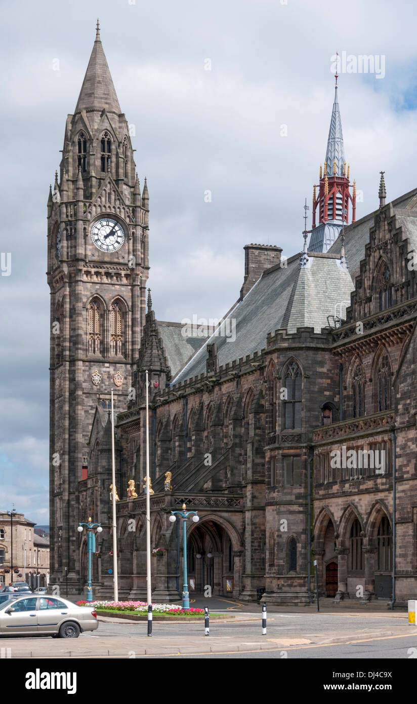 Il Municipio, Rochdale, Greater Manchester, Inghilterra, Regno Unito. Torre - Alfred Waterhouse, 1883. Edificio principale - W.H.Crossland, 1871. Foto Stock