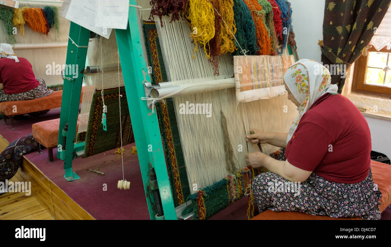 Le donne che lavorano e fare ammenda tappeti in Turchia Foto Stock