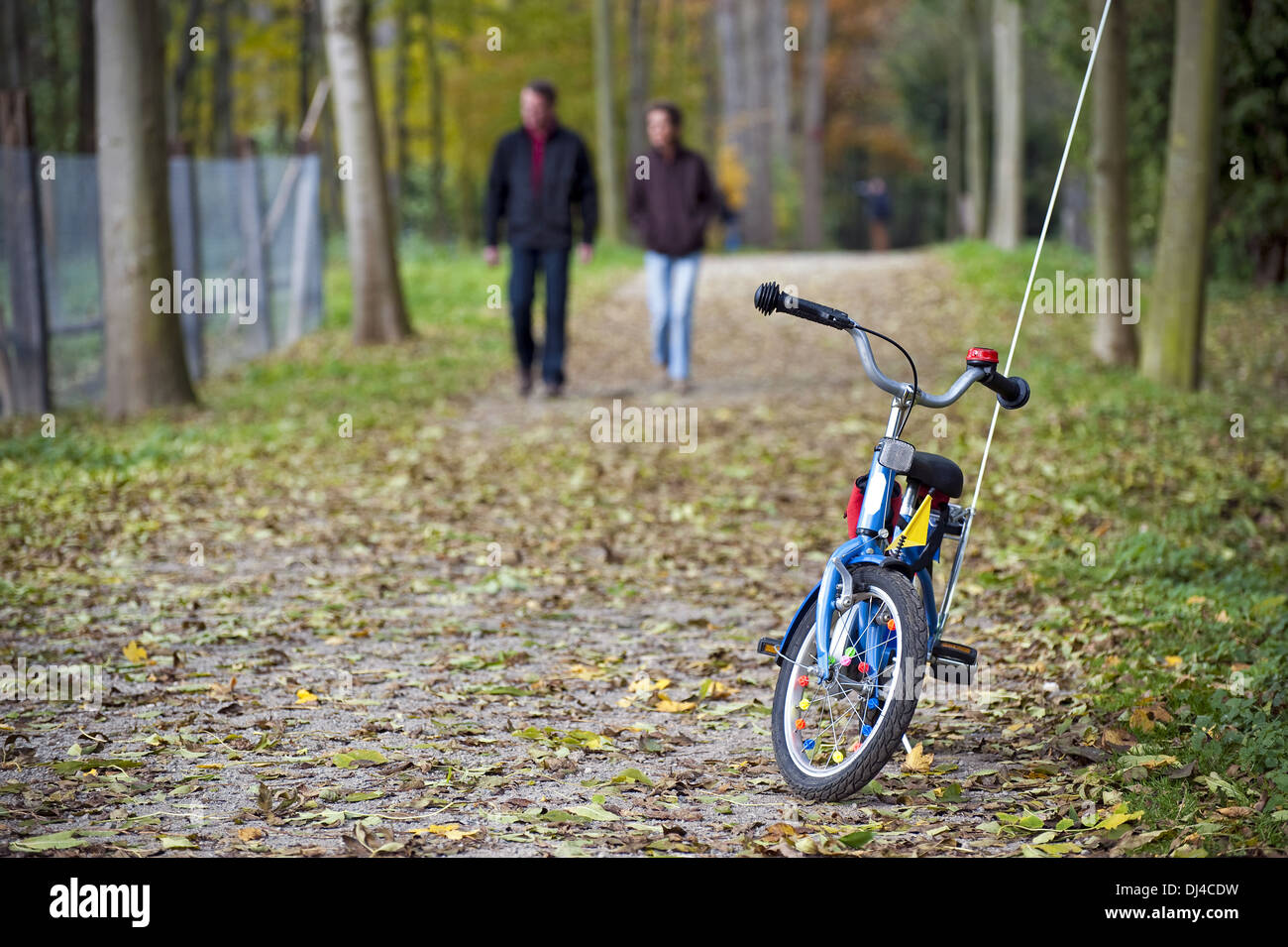 Bambini bicicletta sorge su un percorso del parco Foto Stock