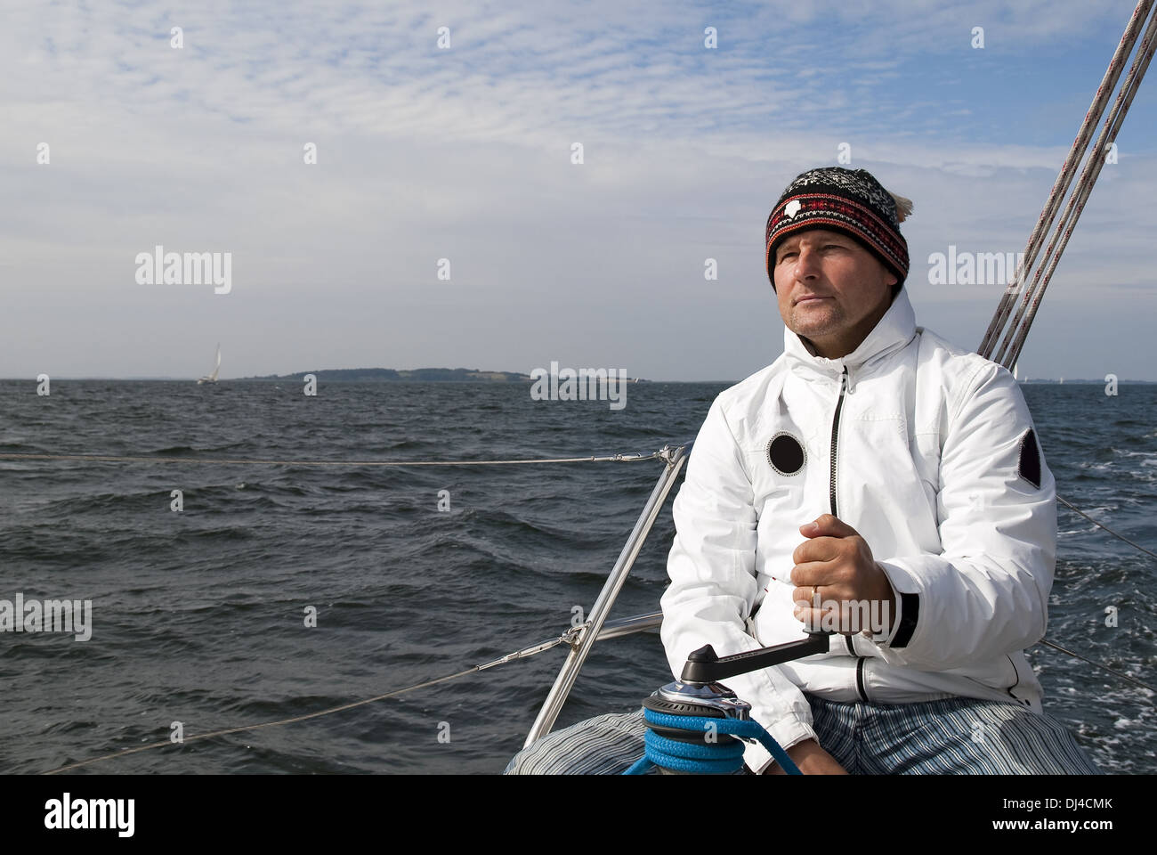 Sailor siede sulla drizza di verricello Foto Stock