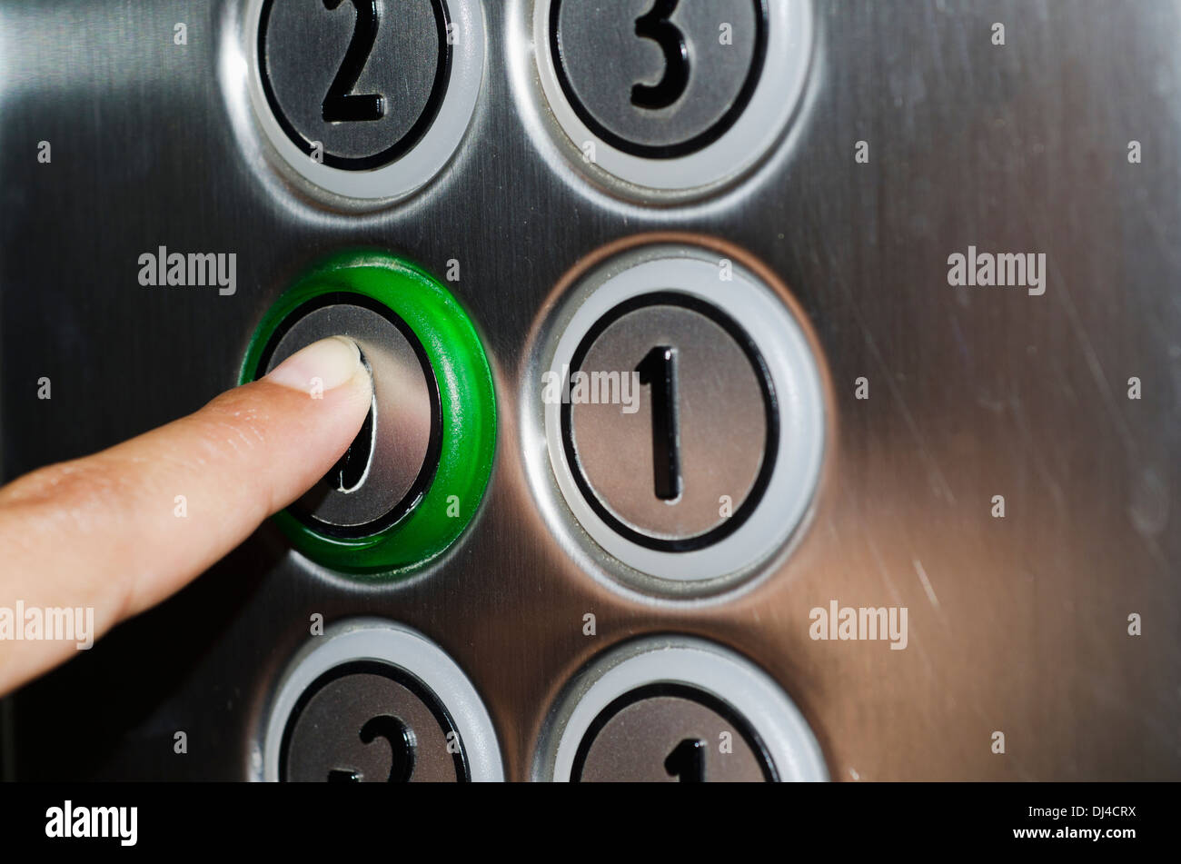 Un dito premendo un pulsante su un elevatore;Locarno ticino svizzera Foto Stock