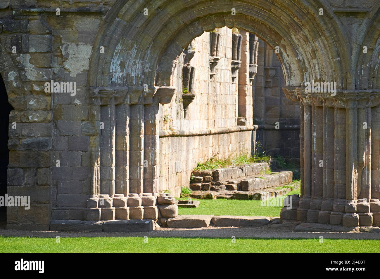 Vista esterna del monastero cistercense Fountains Abbey North Yorkshire, Inghilterra. Foto Stock