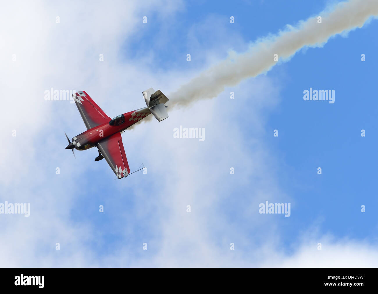 Extra 330SC acrobatici aerei display volato da Mark Jeffries.Duxford Air show UK.Settembre 2013 Foto Stock