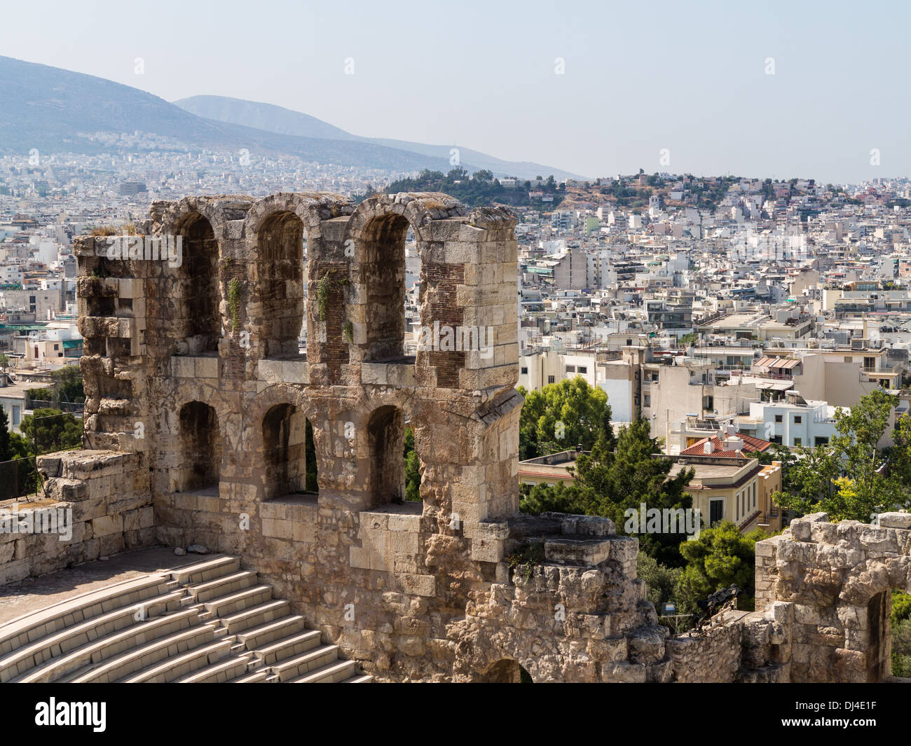 L' Odeon di Erode Attico anfiteatro dall'Acropoli di Atene - con la vecchia Grecia antica città dietro Foto Stock