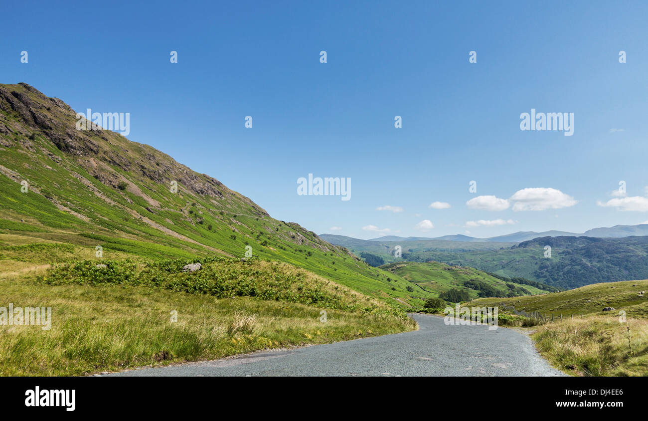 Honister Pass nel Lake District inglese, Cumbria, Regno Unito - stretta strada conduce giù da Honister verso Borrowdale Foto Stock