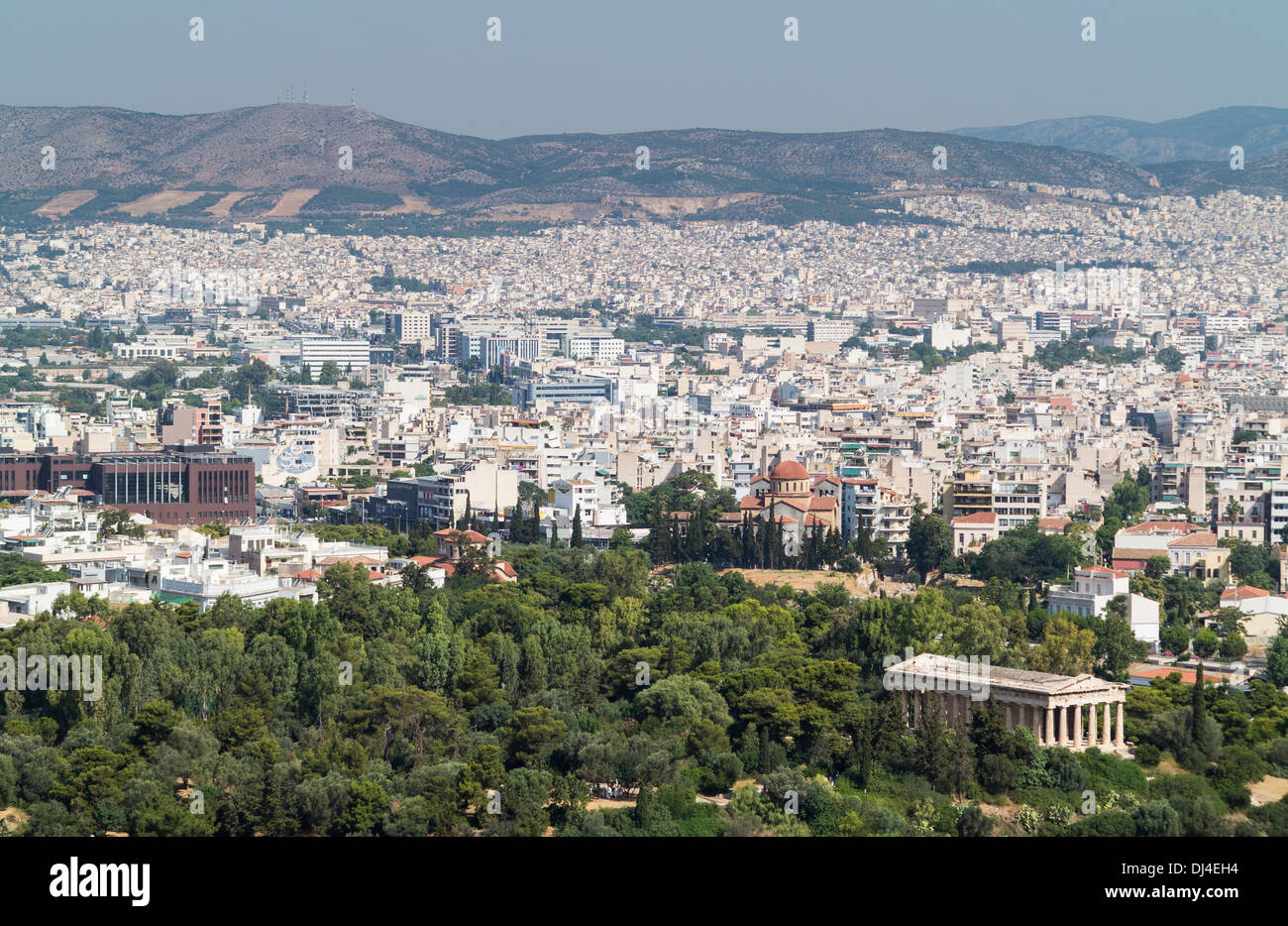 Atene dall'Acropoli con il Tempio di Efesto in primo piano Foto Stock