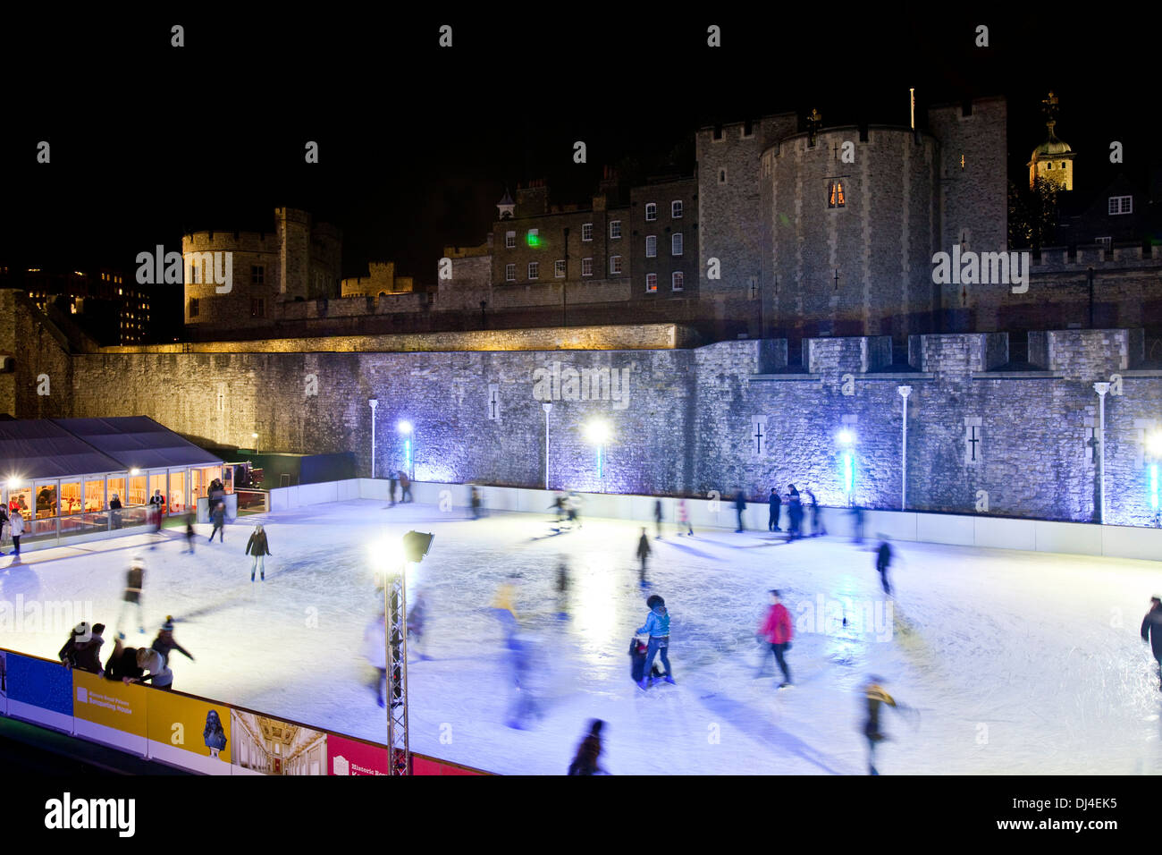 Persone il pattinaggio su ghiaccio, la Torre di Londra, Londra, Inghilterra Foto Stock