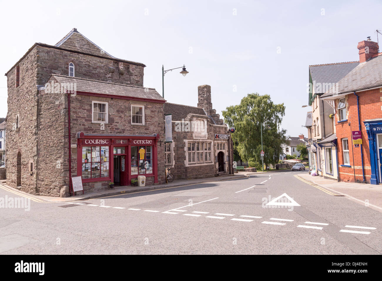 Strada principale nel centro della città di Talgarth con centro turistico e Nat West Bank, Powys, Wales, Regno Unito Foto Stock