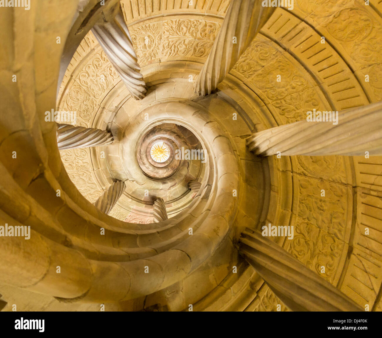Pietra scalinata a spirale nel Deutschordensschloss, Cavalieri Teutonici " castello di Bad Mergentheim, Germania, guardando verso l'alto Foto Stock