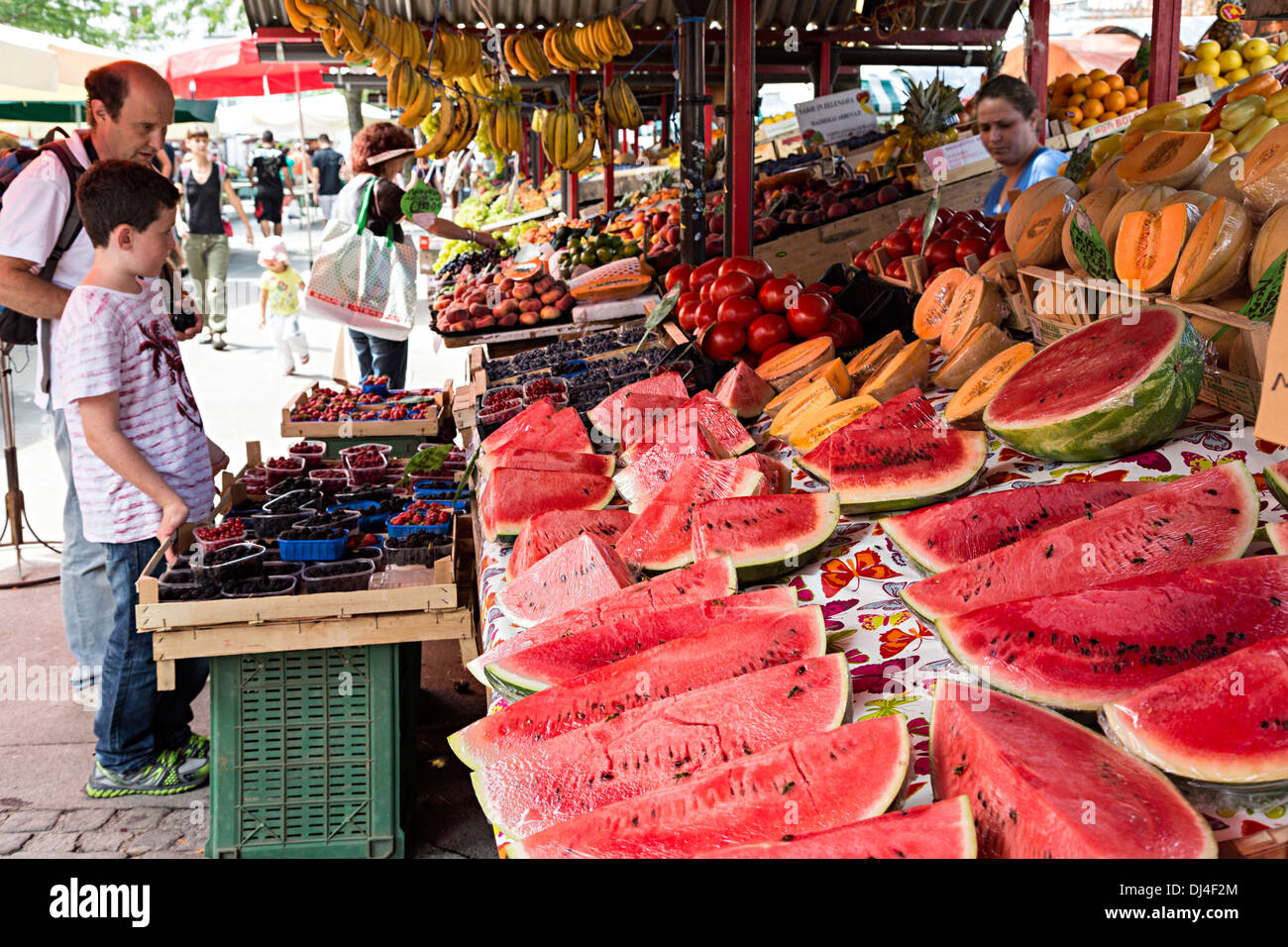 Anguria e frutta in vendita sul mercato in stallo, Lubiana, Slovenia Foto Stock