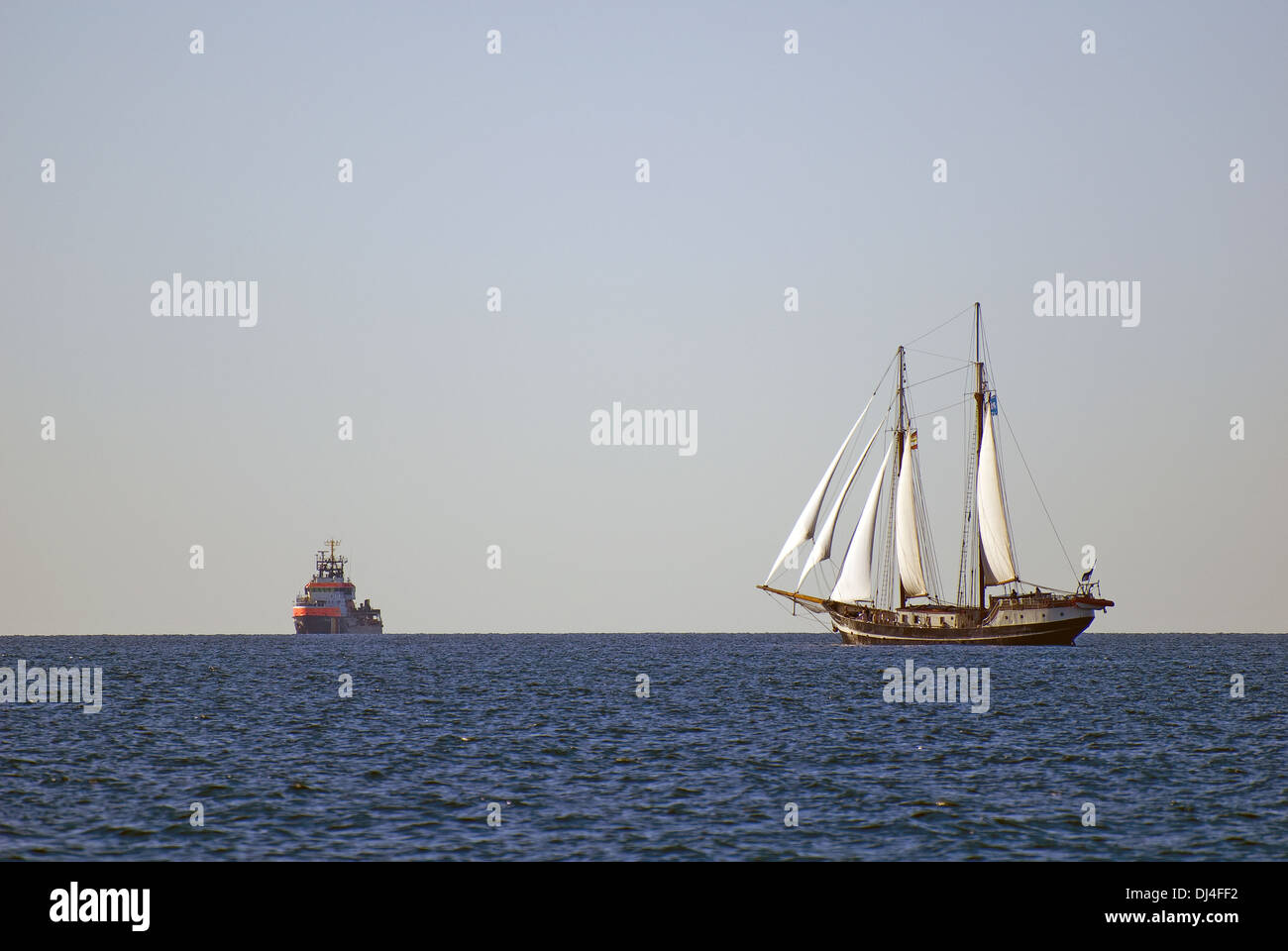 Imbarcazione di pattuglia e due-masted nave Foto Stock