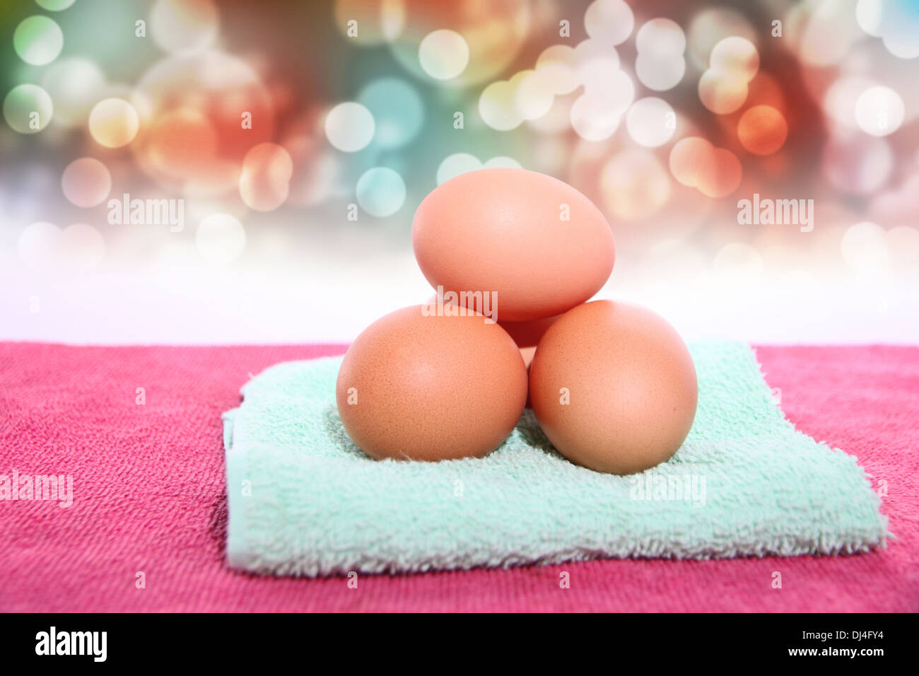 La foto di uova sul rosso sfondo bokeh di fondo. Foto Stock