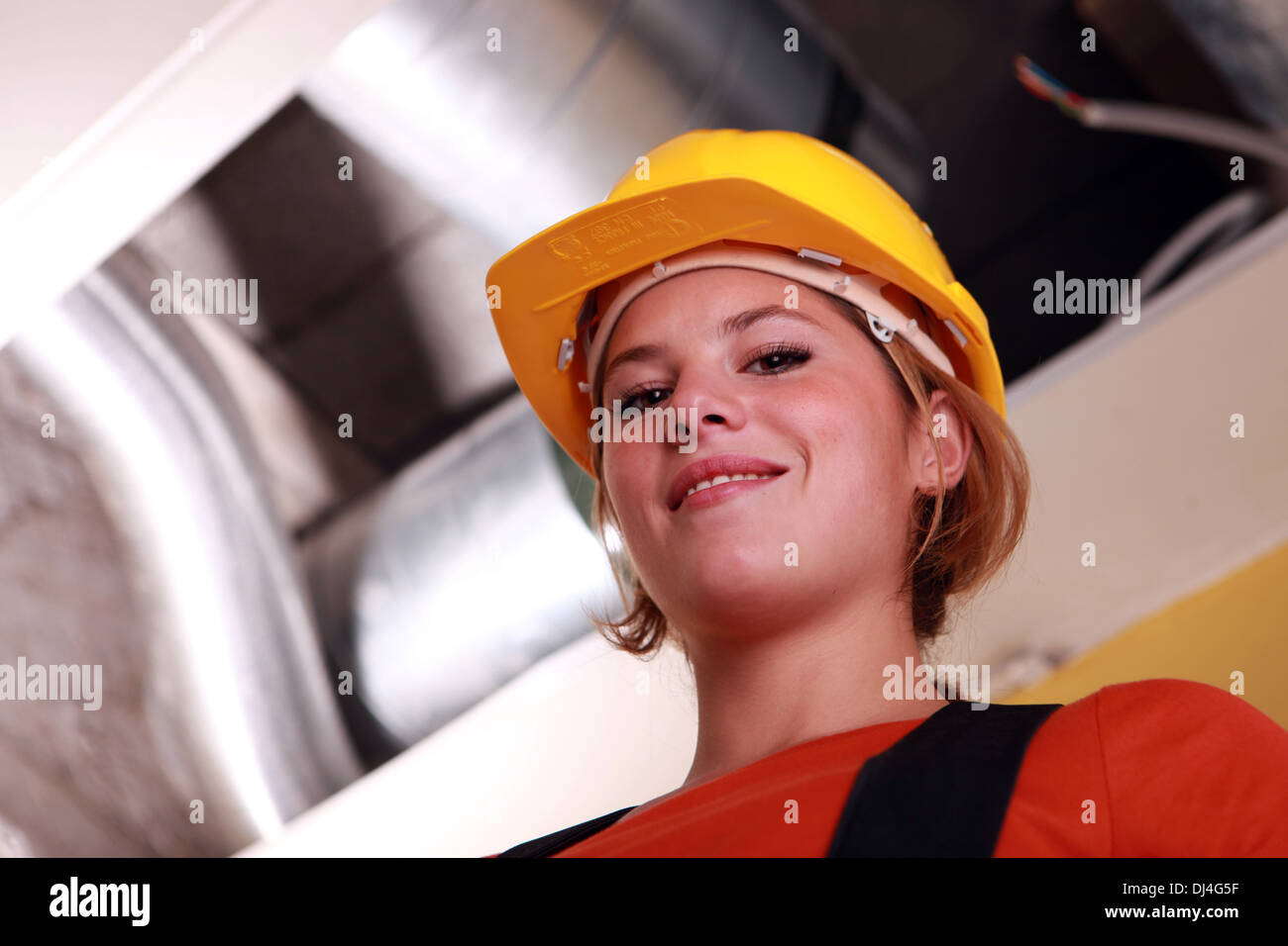 Giovane lavoratore di sesso femminile che di ventilazione esposta Foto Stock