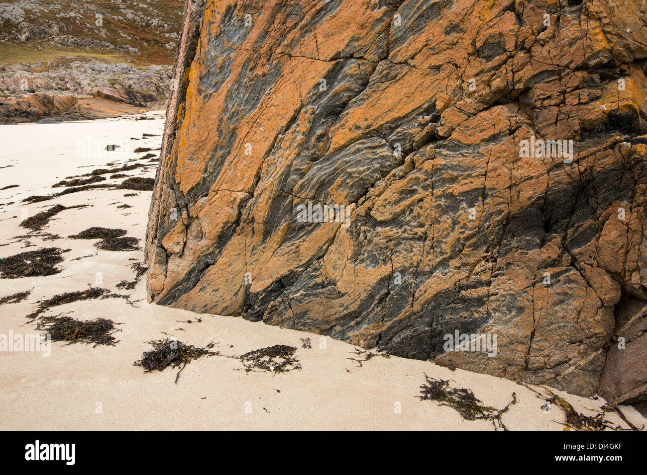 Lewisian Gneiss, alcune delle rocce più antiche del mondo in corrispondenza di una piccola spiaggia presso: Achmelvich in Assynt, North West Highlands, Scotland, Regno Unito. Foto Stock
