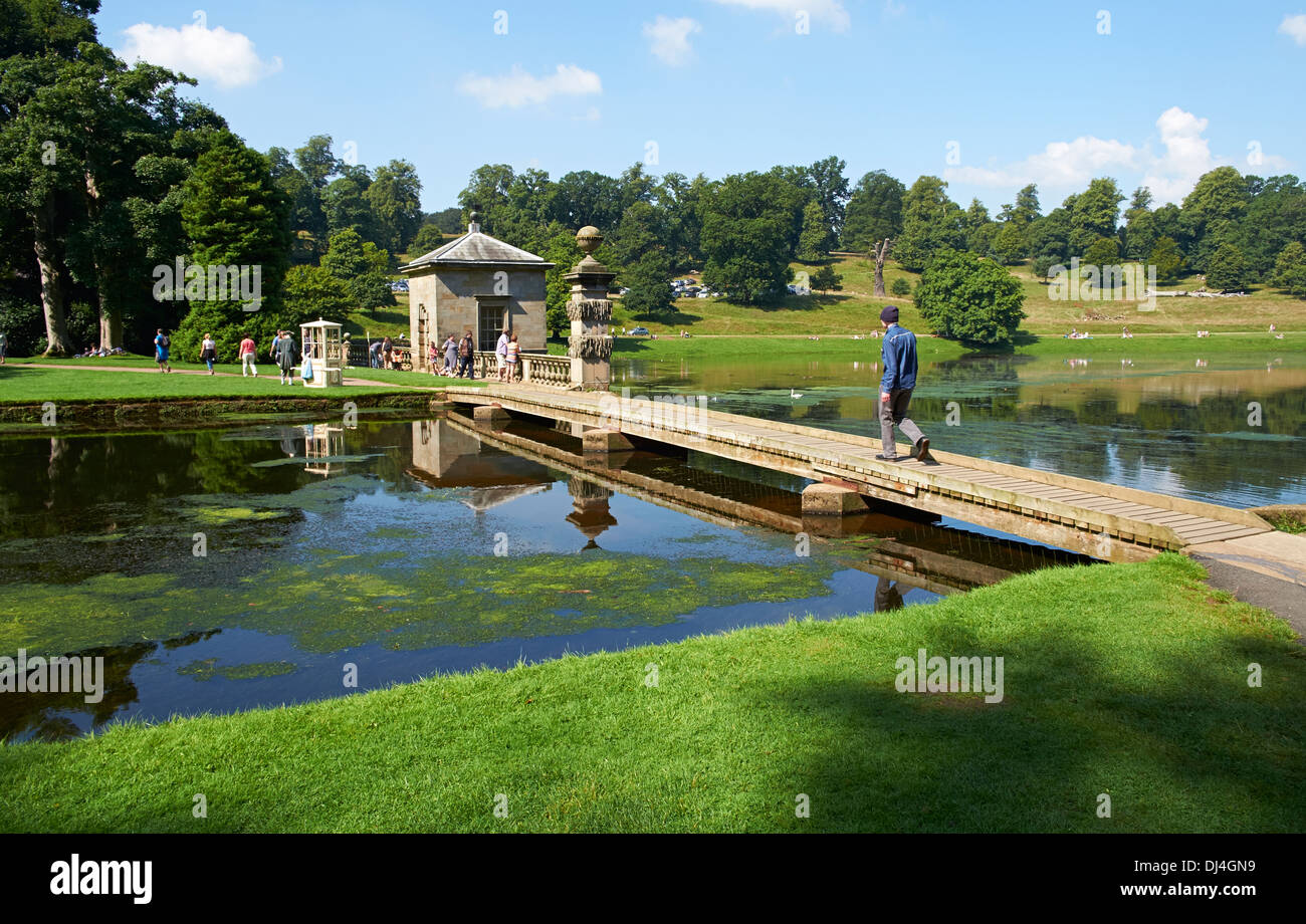 Vista esterna del monastero cistercense Fountains Abbey North Yorkshire, Inghilterra. Foto Stock