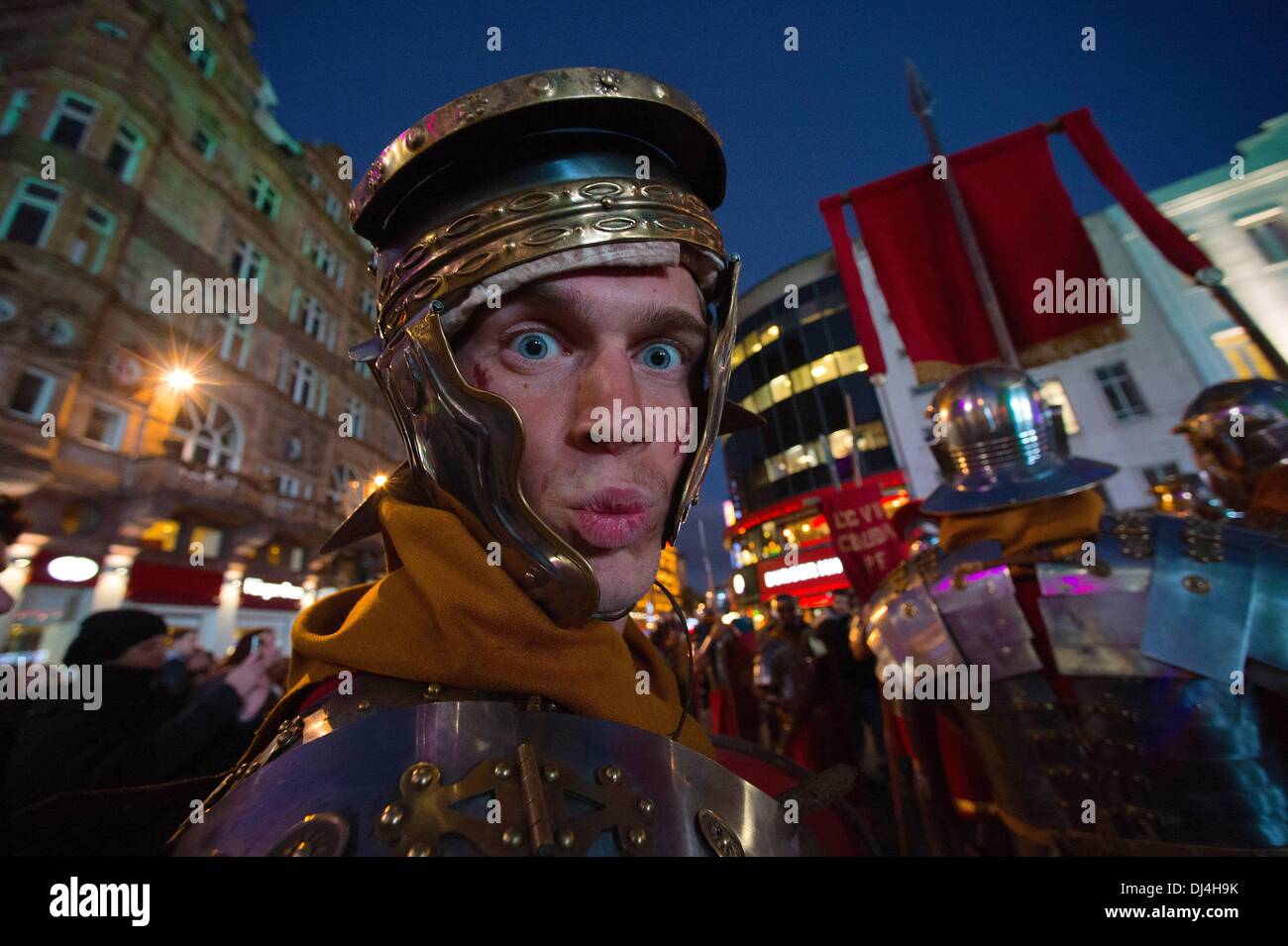 Londra, UK, Londra, Regno Unito. Xxi Nov, 2013. Microsoft girato Leicester Square in Xbox un quadrato con i personaggi da vari giochi per Xbox come parte dei suoi piani di lancio per la console che saranno disponibili a mezzanotte in UK Credit: Gail Orenstein/ZUMAPRESS.com/Alamy Live News Foto Stock