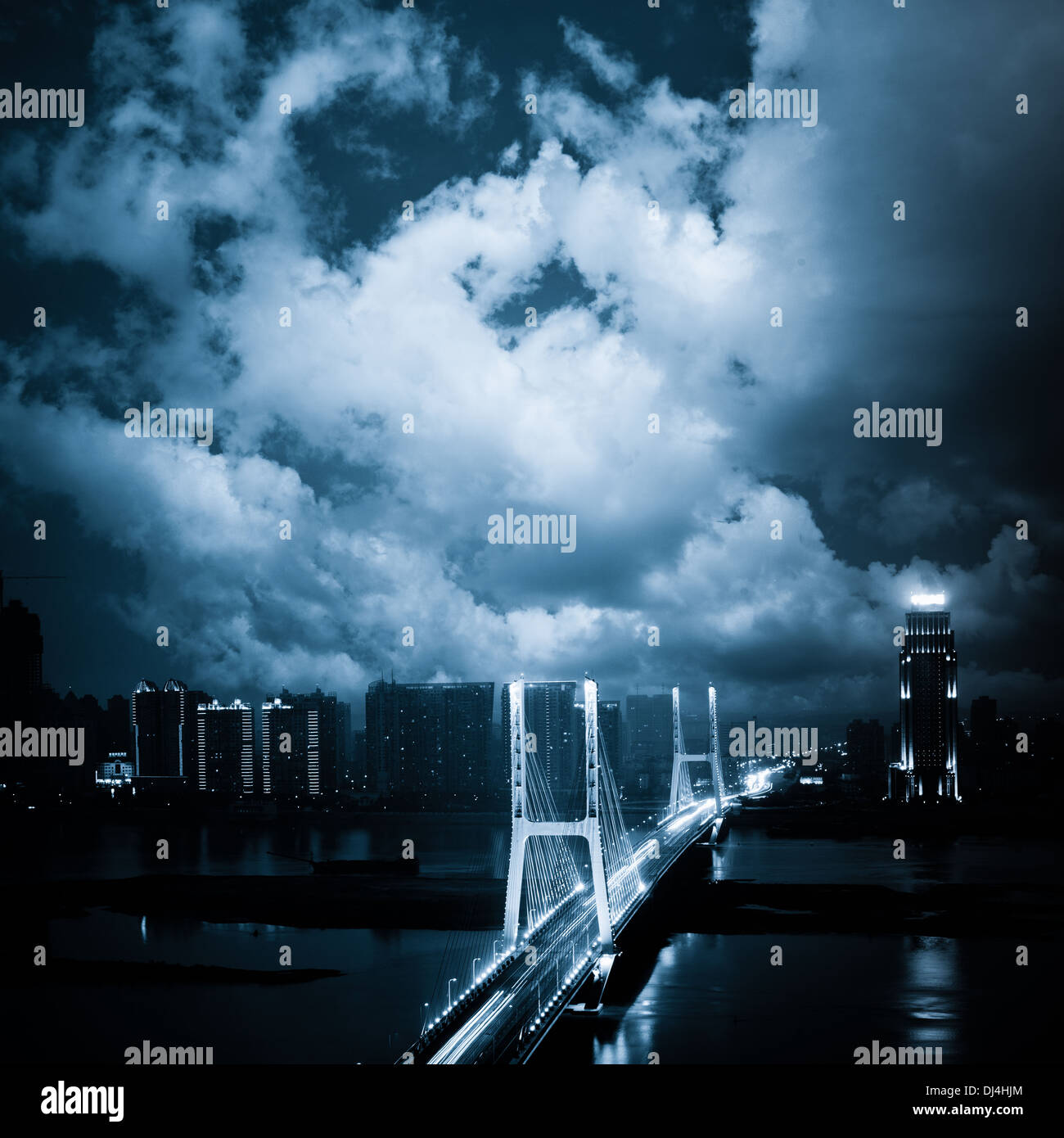 Skyline della città di notte Foto Stock