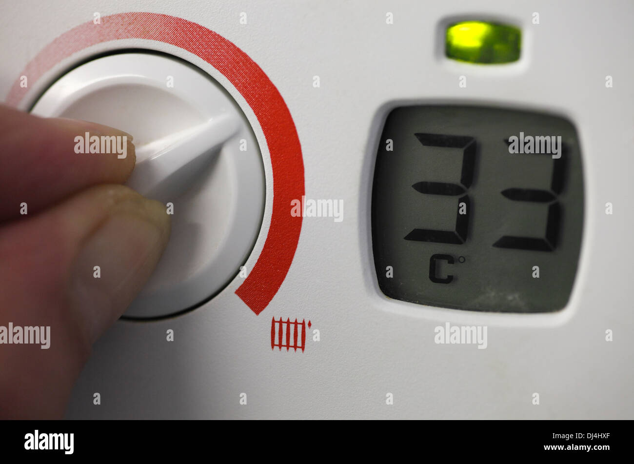 L'uomo regolando la temperatura di acqua in una caldaia per uso domestico radiatori. Foto Stock