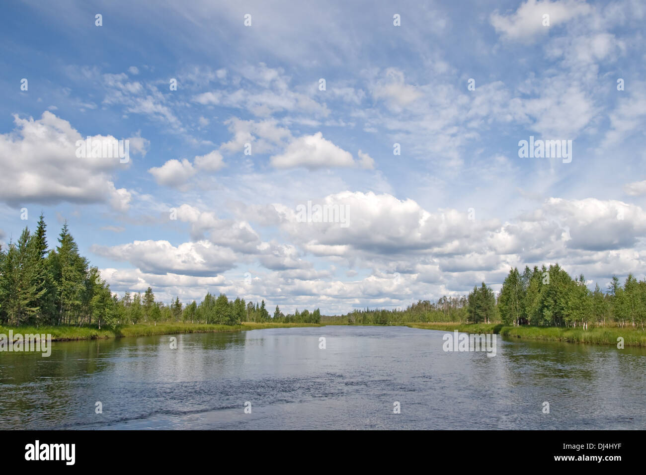 Il paesaggio del lago Karelian e il cielo con le nuvole Foto Stock