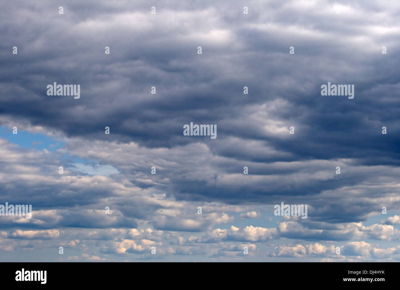 Cielo di nuvole scure prima di un temporale Foto Stock