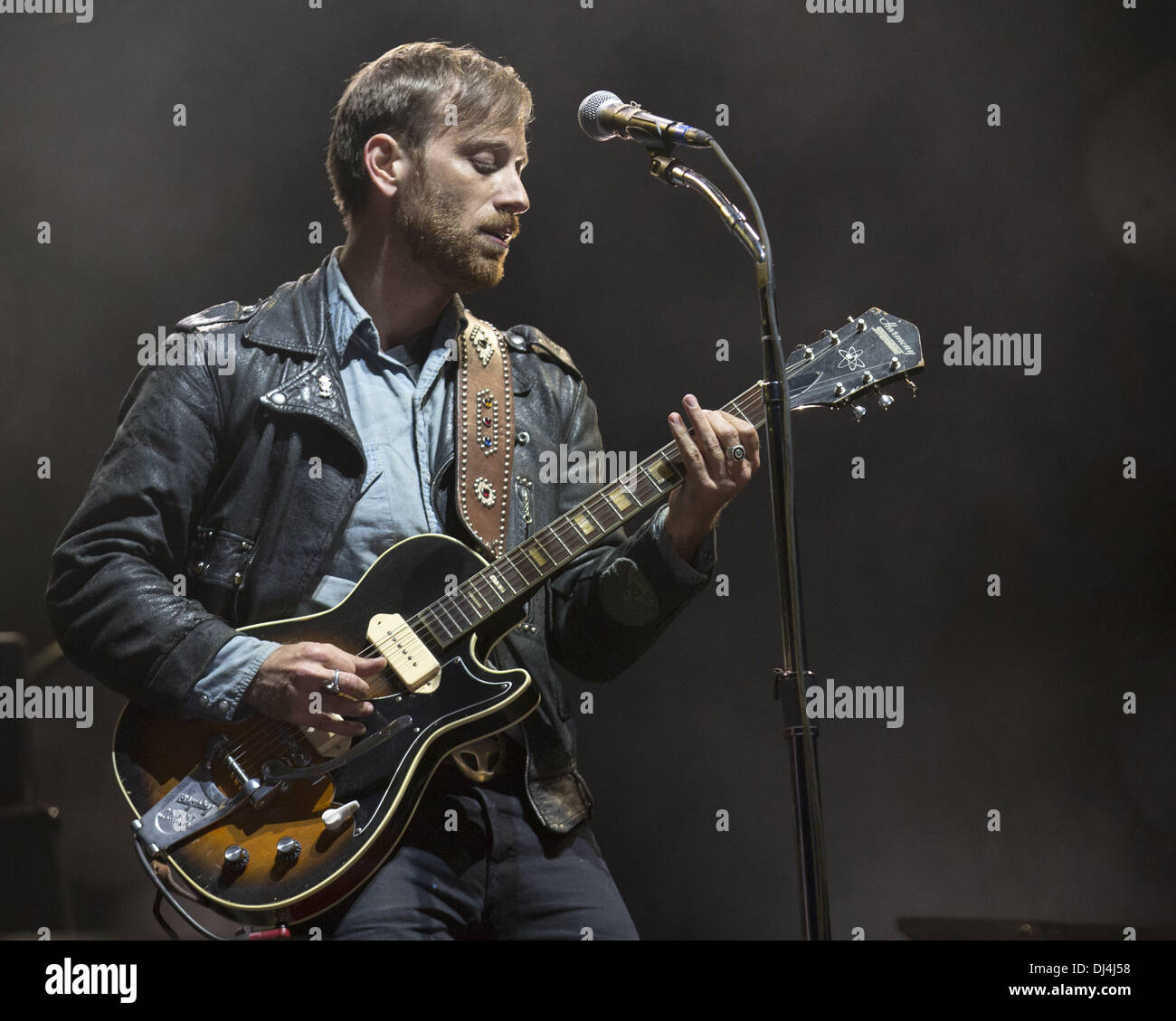 10 maggio 2013 - Napa California, Stati Uniti - chitarrista DAN AUERBACH dei tasti neri esegue a BottleRock Music Festival 2013 in Napa California (credito Immagine: © Daniel DeSlover/ZUMAPRESS.com) Foto Stock