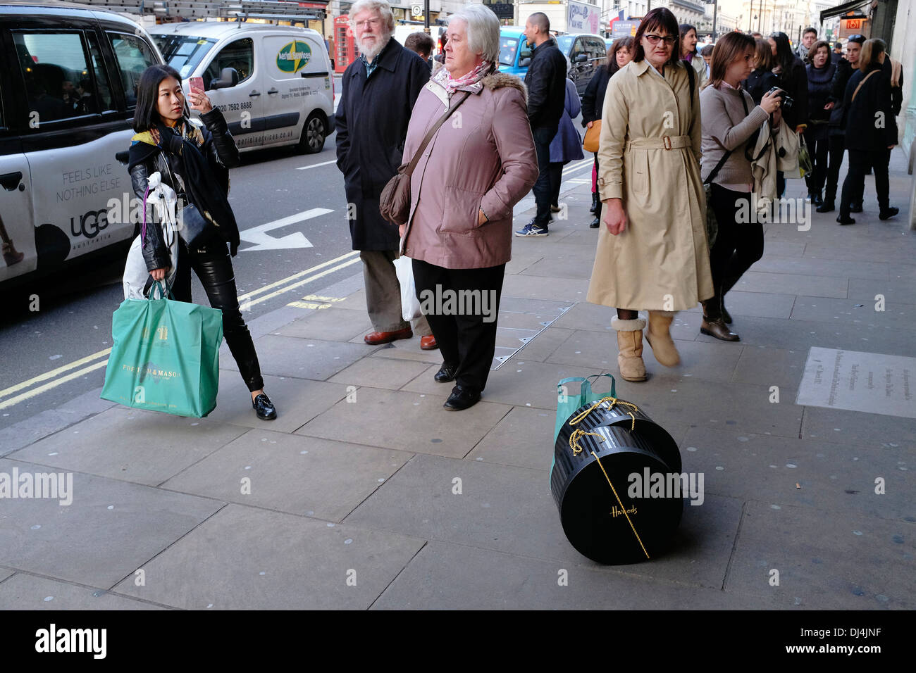 Shopper a scattare foto con il cellulare, Piccadilly, Londra, Regno Unito Foto Stock