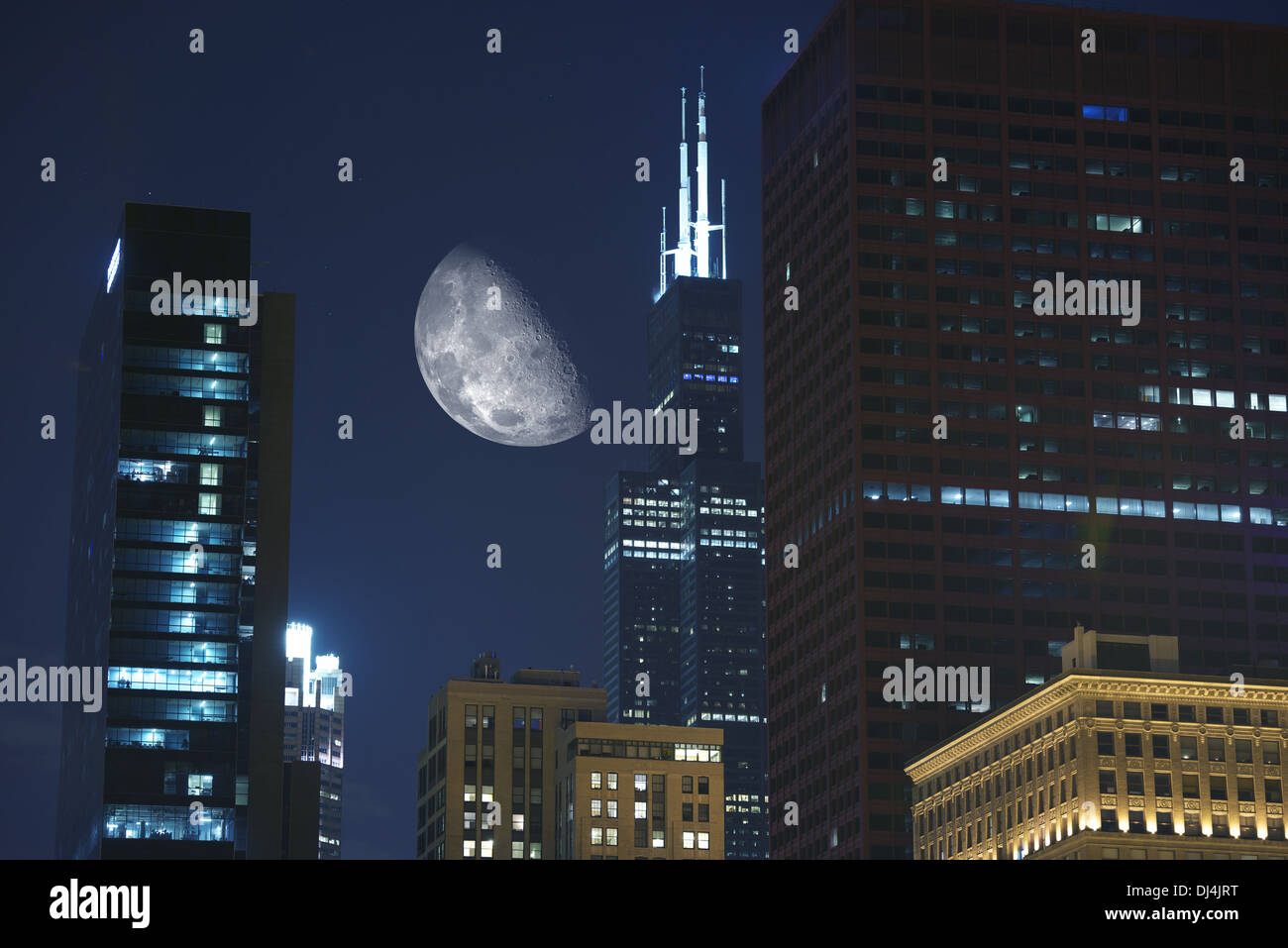 Ore di notte a Chicago. Luna di grandi dimensioni tra i grattacieli. Urbano Raccolta foto. Foto Stock