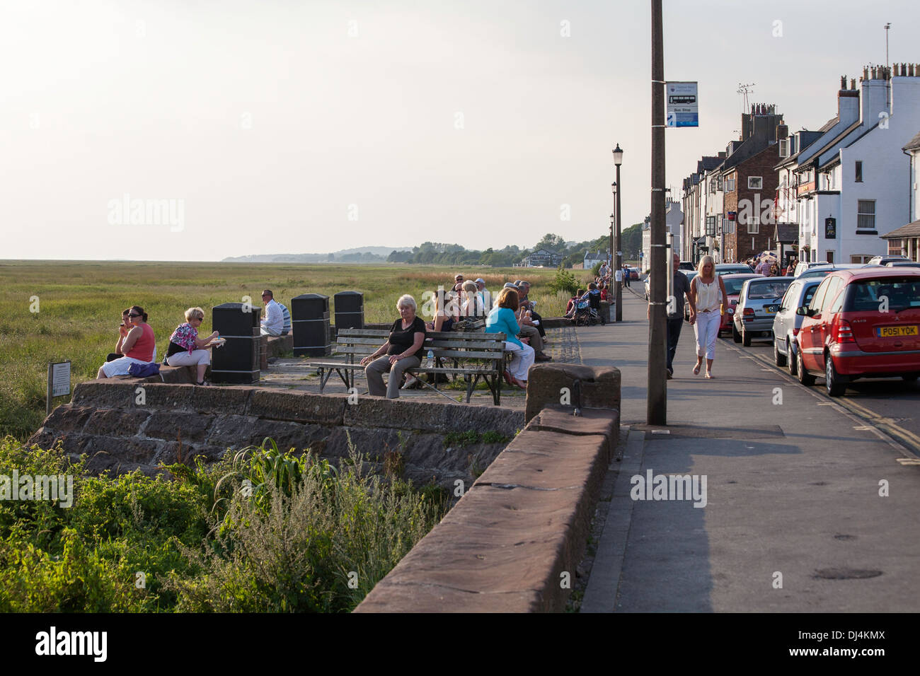 Per coloro che godono di una piacevole serata dalla parte anteriore a neston sulla penisola di Wirral cheshire england Foto Stock