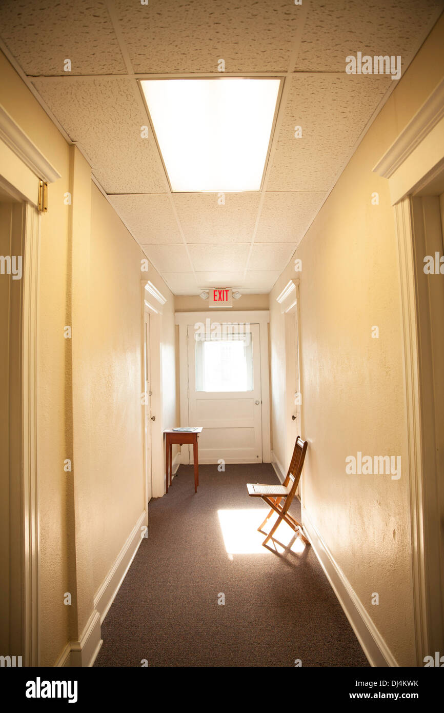 Luce brillante alla fine di un corridoio in un piccolo e antico edificio per uffici a Northampton, MA. Foto Stock