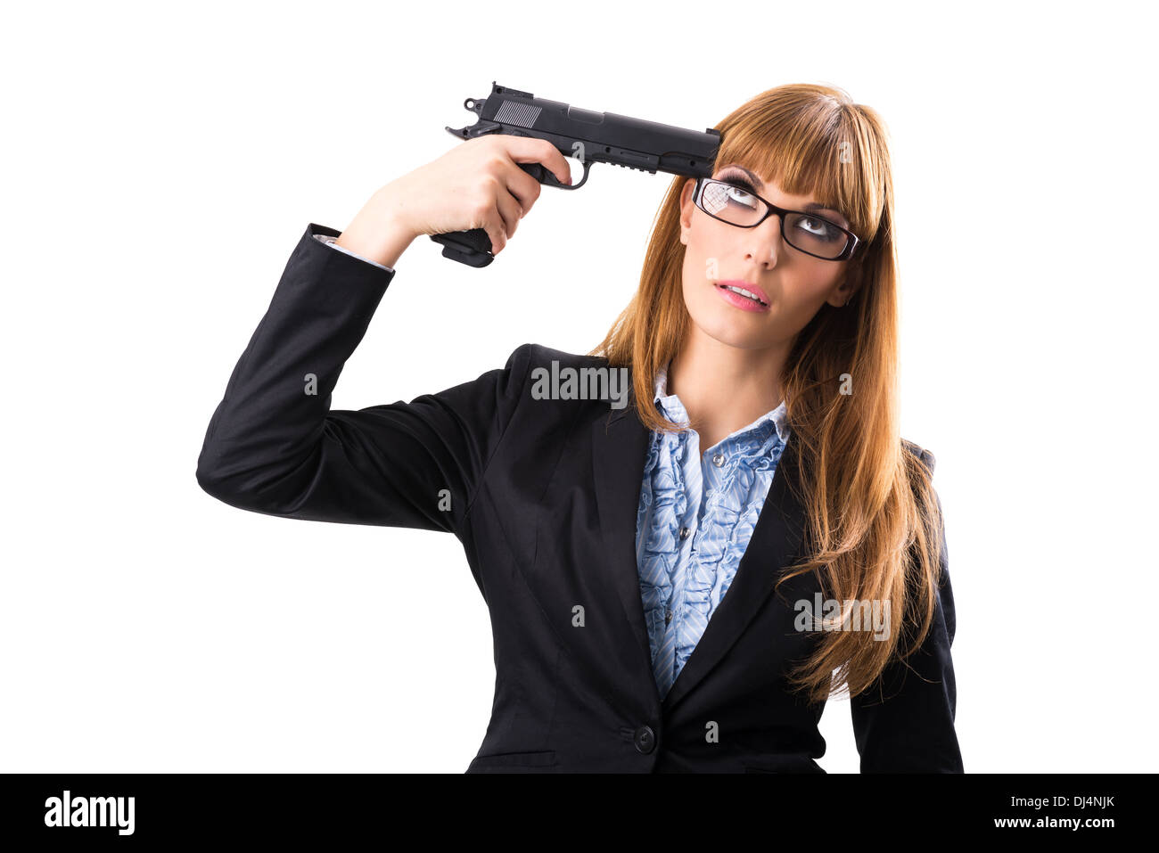 Bellissima ragazza con la pistola e la sua uccisione self. Isolato Foto Stock