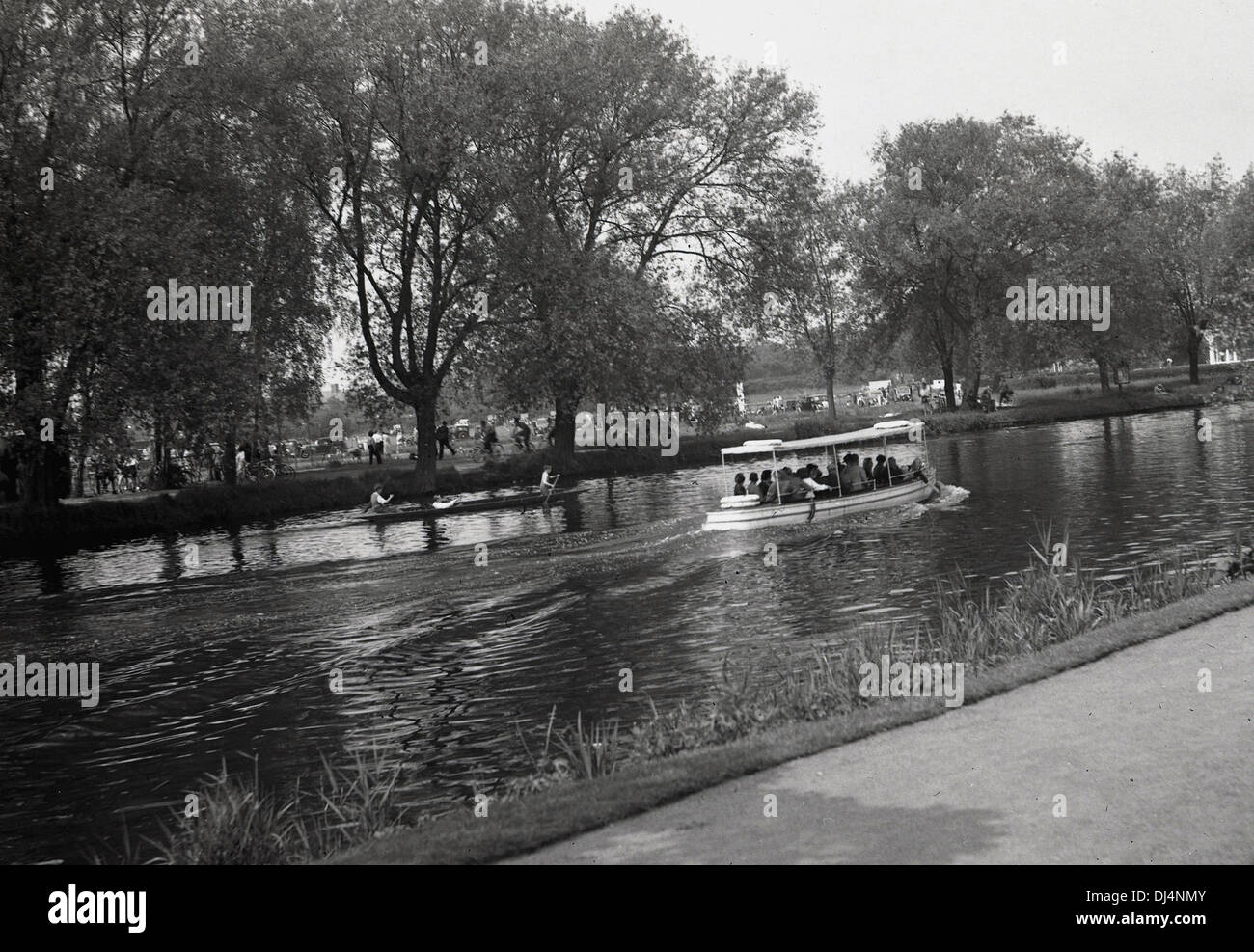 Foto storiche dagli anni sessanta che mostra una crociera sul fiume. Foto Stock