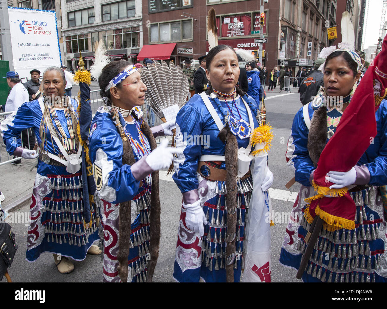 Veterani parata del giorno lungo la Quinta Avenue in New York City. Organizzazione dei Nativi Americani veterani femmina. Foto Stock