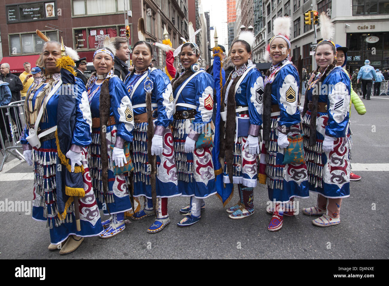 Veterani parata del giorno lungo la Quinta Avenue in New York City. Organizzazione dei Nativi Americani veterani femmina. Foto Stock