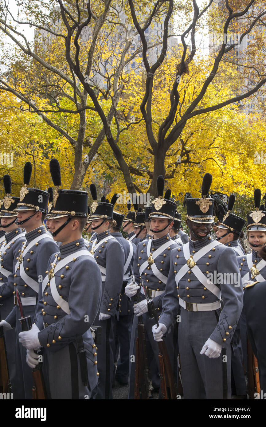 Veterani parata del giorno lungo la Quinta Avenue in New York City lumbered lungo per oltre 5 ore. Esercito di cadetti marzo Foto Stock