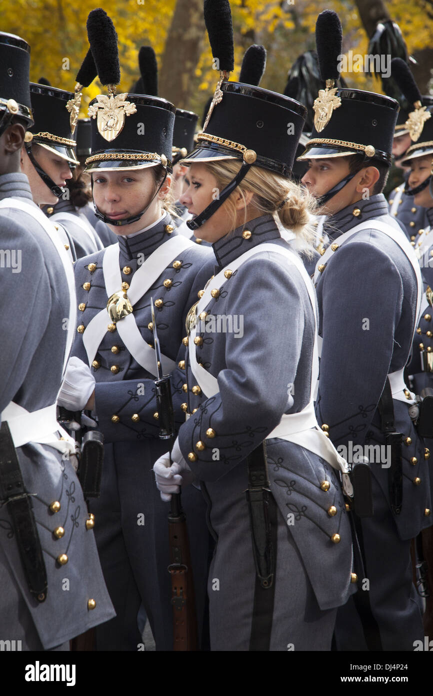 Veterani parata del giorno lungo la Quinta Avenue in New York City lumbered lungo per oltre 5 ore. Esercito di cadetti marzo Foto Stock