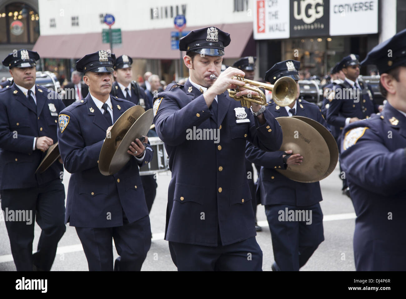 Veterani parata del giorno lungo la Quinta Avenue in New York City lumbered lungo per oltre 5 ore. NYPD Marching Band. Foto Stock