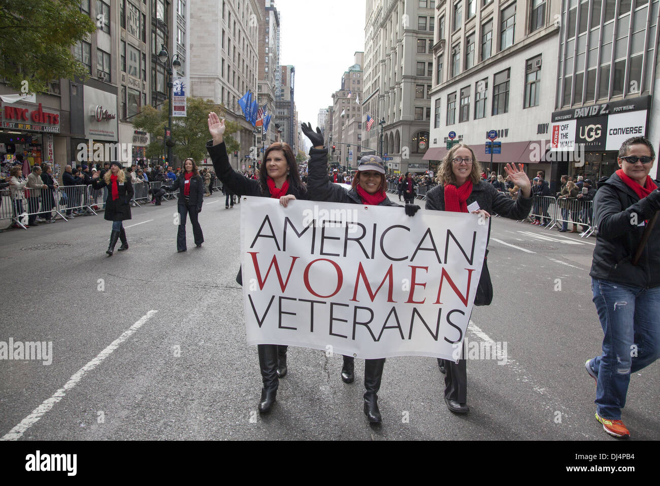 Donne americane Organizzazione dei Veterani di marche nel giorno dei veterani Parade di New York sulla Quinta Avenue. Foto Stock
