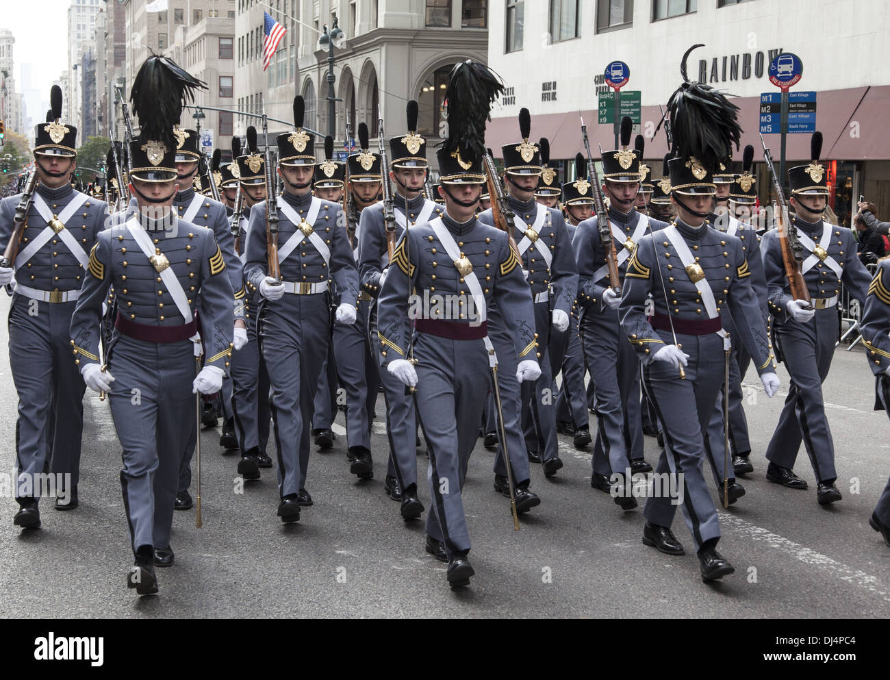 Veterani parata del giorno lungo la Quinta Avenue in New York City lumbered lungo per oltre 5 ore. Esercito di cadetti marzo Foto Stock