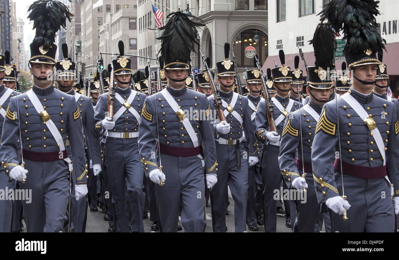 Veterani parata del giorno lungo la Quinta Avenue in New York City lumbered lungo per oltre 5 ore. Esercito di cadetti marzo Foto Stock