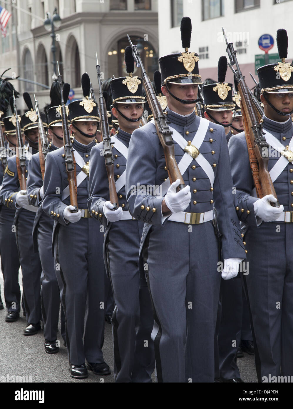 Veterani parata del giorno lungo la Quinta Avenue in New York City lumbered lungo per oltre 5 ore. Esercito di cadetti marzo Foto Stock